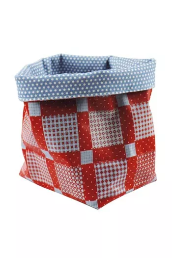 Pot Sajou en toile cirée façon patchwork rouge et bleu doublé de tissu à pois bleu Pot Sajou en toile cirée façon patchwork rouge et bleu doublé de tissu à pois bleu