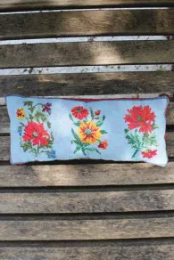 Petit coussin Sajou en tapisserie à motifs de fleurs pavot dahlia et oeillet brodé avec de la Laine Saint-Pierre