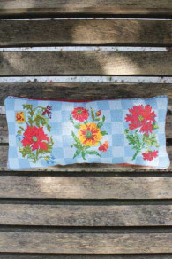 Petit coussin Sajou en tapisserie à motifs de fleurs pavot dahlia et oeillet brodé avec du Retors du Nord