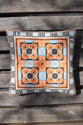 Sajou Gobelin Kit Kissen Fliese Viviers mit geometrischem Muster in Orange und Blau Sajou Gobelin Kit Kissen Fliese Viviers mit geometrischem Muster in Orange und Blau