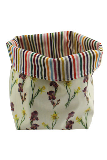 Pot Sajou en toile cirée iris et narcisses doublé de tissu à rayures multicolores Pot Sajou en toile cirée iris et narcisses doublé de tissu à rayures multicolores
