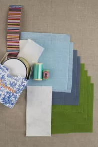 Fils, toiles et boîte ronde pour réaliser le petit set de couture Sajou dans les tons verts et bleus