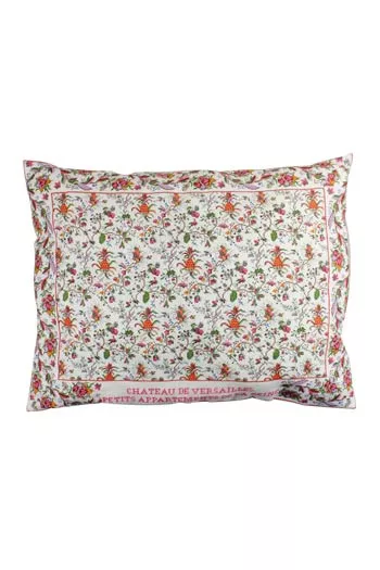 Kit de point de croix Sajou grand coussin ananas de Marie Antoinette au château de Versailles brodé