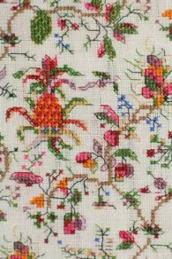 Détail de la broderie au point de croix kit grand coussin Sajou ananas de Marie Antoinette au château de Versailles