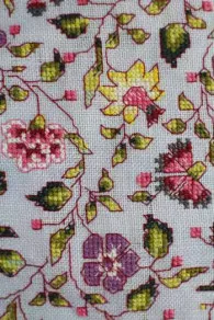 Détail de la broderie au point de croix kit coussin Sajou tissu indienne Bangalore bleu ciel