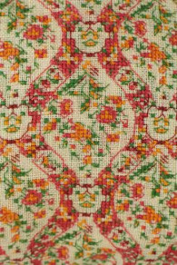 Détail de la broderie au point de croix kit coussin Sajou tissu indienne Pondichéry rouge