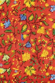 Sajou Kreuzstich Kit Kissen Indienne Blumenmuster Chandernagor Rot: Nahansicht der Stickarbeit