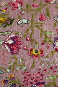 Détail de la broderie au point de croix kit coussin Sajou tissu indienne Jaipur mauve