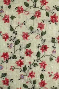 Détail de la broderie au point de croix kit coussin Sajou tissu indienne Coromandel vert pâle