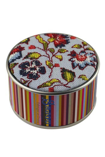 Kit de point de croix Sajou boîte ronde à broder motif tissu indienne motif Bangalore bleu Kit de point de croix Sajou boîte ronde à broder motif tissu indienne motif Bangalore bleu