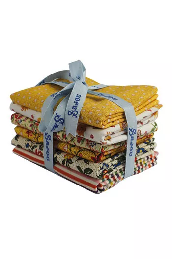 6 Fat Quarters Baumwollstoffe in gelben Farbtönen mit blauem Sajou-Band gebunden