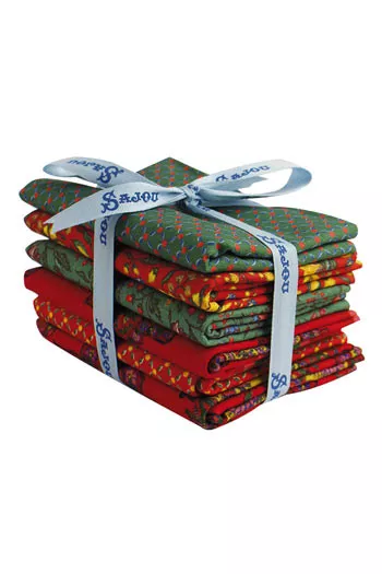 6 Fat Quarters Baumwollstoffe in Rot und Grün mit blauem Sajou-Band gebunden