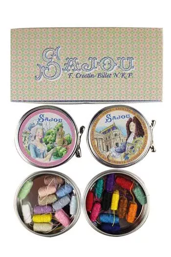 Boîte cadeau Sajou avec boîtes métal cocons de fil à coudre sur le thème de Versailles Boîte cadeau Sajou avec boîtes métal cocons de fil à coudre sur le thème de Versailles