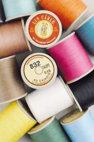 Fils de lin câblé glacé Fil Au Chinois pour la maroquinerie et le cuir grosseur 832 bobine 50 grammes