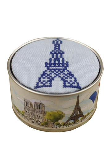 Runde Sajou Box mit dem Eiffelturm in Blau auf Hellblau von Hand in Kreuzstich gestickt Runde Sajou Box mit dem Eiffelturm in Blau auf Hellblau von Hand in Kreuzstich gestickt