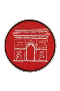 Boîte ronde Sajou brodée au point de croix motif Arc de Triomphe écru sur fond rouge vue du dessus