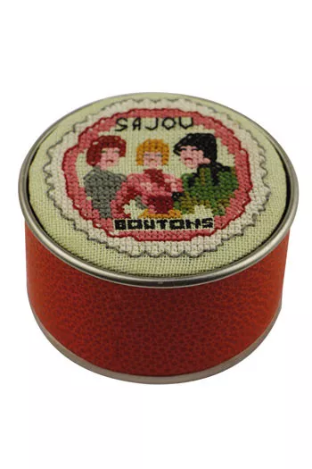 Orangene Box in Rochenleder-Optik mit dem Vintage Motiv Nähsalon um 1900 bestickt