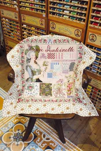 Sajou Wandbehang Marie Antoinette handgestickt und mit unserem Stoff Trianon fertig montiert Sajou Wandbehang Marie Antoinette handgestickt und mit unserem Stoff Trianon fertig montiert