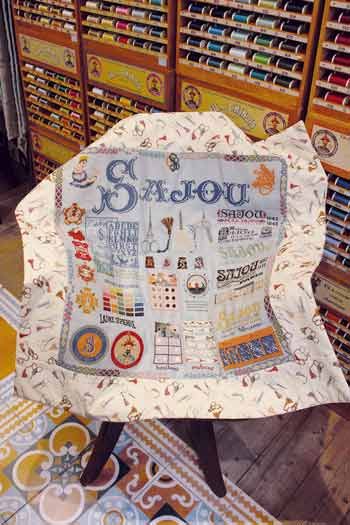 Sajou Wandbehang Geschichte von Maison Sajou handgestickt und mit unserem Stoff Stickscheren fertig montiert 