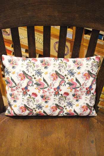 Sajou Kissen Orientalische Blumen handgestickt und mit einem Indienne Stoff in rosa Farben fertig montiert verkauft Sajou Kissen Orientalische Blumen handgestickt und mit einem Indienne Stoff in rosa Farben fertig montiert verkauft