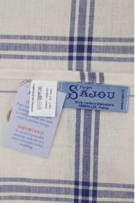 Sajou Logo und Aufhänger auf dem dunkelblau karierten Sajou Geschirrtuch aus Ecru Leinen 