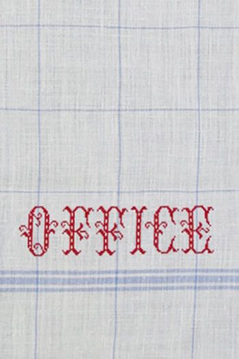 Nahansicht des gestickten Wortes OFFICE auf dem hellblau karierten Sajou Geschirrtuch aus Ecru Leinen