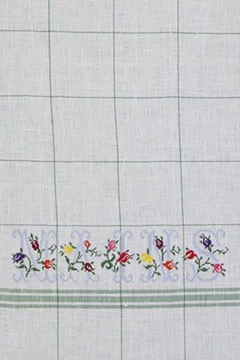 Nahansicht des in Hellblau gestickten Wortes MAINS auf dem grün karierten Sajou Geschirrtuch aus Ecru Leinen Nahansicht des in Hellblau gestickten Wortes MAINS auf dem grün karierten Sajou Geschirrtuch aus Ecru Leinen