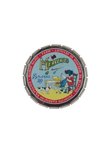 Boîte de rangement clic-clac Sajou taille moyenne Fille réparant sa poupée fermée Boîte de rangement clic-clac Sajou taille moyenne Fille réparant sa poupée fermée