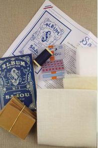 Contenu du kit de point de croix Sajou numéro 1 à broder en bleu avec du fil à gant
