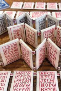 La collection des albums de point de croix Sajou brodés et montés en accordéon