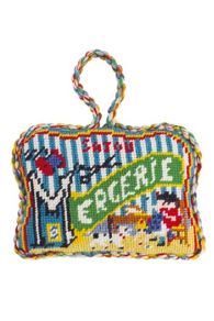 Vorderansicht des Sajou Gobelin-Motivs Nähendes Mädchen - Kits für gepolsterte Anhänger im Petit Point