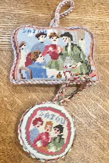 Petit Point Kit gepolsterte Anhänger Sajou Puffies - Medaillon und Motiv Vintage Nähsalon