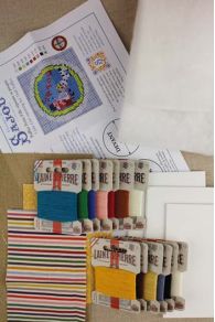 Inhalt des Sajou Gobelin-Kits Nähendes Mädchen für die Herstellung von gepolsterten Puffies-Anhänger