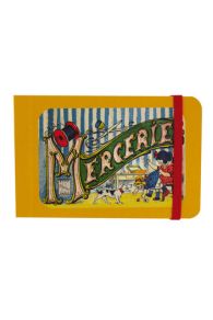 Devant du carnet Sajou miniature fermeture à élastique Fillette cousant