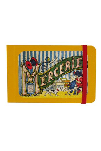 Devant du carnet Sajou miniature fermeture à élastique Fillette cousant Devant du carnet Sajou miniature fermeture à élastique Fillette cousant