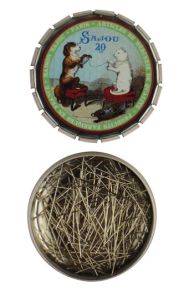 Sajou Metalldose Nähendes Mädchen mit klassischen Stecknadeln in der Geschenkbox