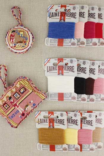 Laine Saint-Pierre set for stitching the two Girl and her cat puffies Laine Saint-Pierre set for stitching the two Girl and her cat puffies
