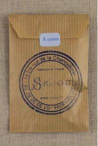 Präsentation der silberfarbenen Sajou Knöpfe zum Beziehen Ø 15 mm in einer Tüte aus Kraftpapier 