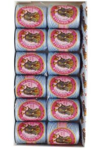 Fil dentelle aux fuseaux gris bleu cocons Calais Fil Au Chinois en boîte de 12 sur le site Maison Sajou