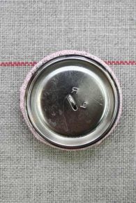 Die Rückseite eines Sajou überziehbaren Knopfs aus Metall fertig montiert 