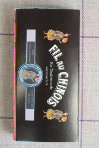 Deckel der Präsentationsboxen des farbigen Klöppelgarns mit Lurexfaden Caudry Fil Au Chinois bei Sajou 