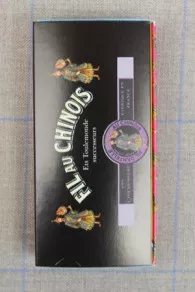 Deckel der Präsentationsboxen des farbigen Klöppelgarns mit Lurexfaden Caudry Fil Au Chinois bei Sajou 