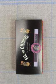 Deckel der Präsentationsboxen des farbigen Klöppelgarns mit Lurexfaden Caudry Fil Au Chinois bei Sajou 