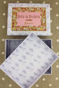 Boite à couture vide Sajou pouvant être assortie à notre grande boîte carrée Broderie bleue