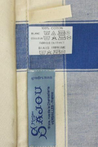 Sajou Geschirrtuch mit Aidafeld 6,5 Ecru/Blau: Nahansicht des Sajou-Labels