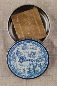 Sajou Klick-Klack-Dose Toile de Jouy Blau mit Tolu-Seife