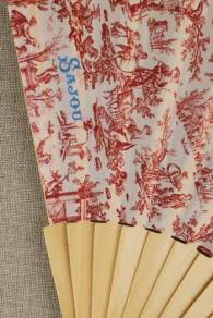 Sajou Fächer Toile de Jouy in Rot: Nahansicht der Sajou-Markierung