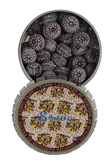 Boîte métal Sajou imprimée contenant des bonbons à la lavande Boîte métal Sajou imprimée contenant des bonbons à la lavande