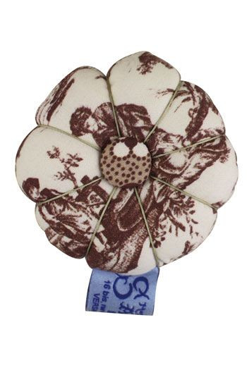Oberseite des Sajou-Nadelkissens aus Toile de Jouy in Braun Oberseite des Sajou-Nadelkissens aus Toile de Jouy in Braun