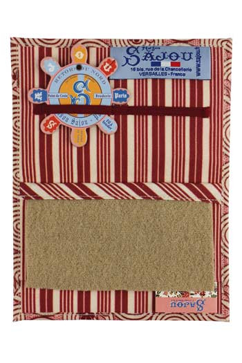 Intéireur du carnet Sajou porte aiguilles et épingles motifs de ronds bordeaux Intéireur du carnet Sajou porte aiguilles et épingles motifs de ronds bordeaux